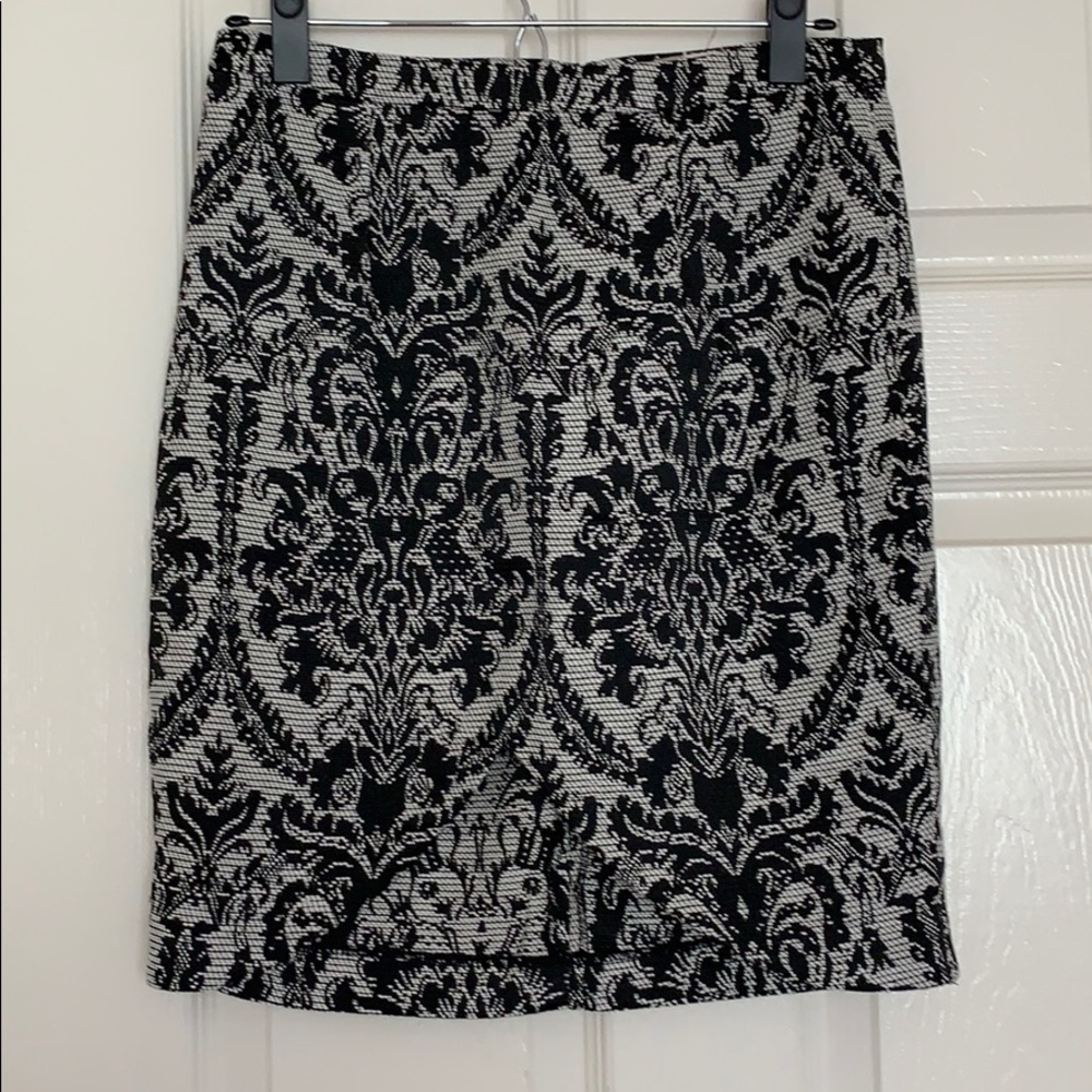 Black and white baroque print skirt size xs